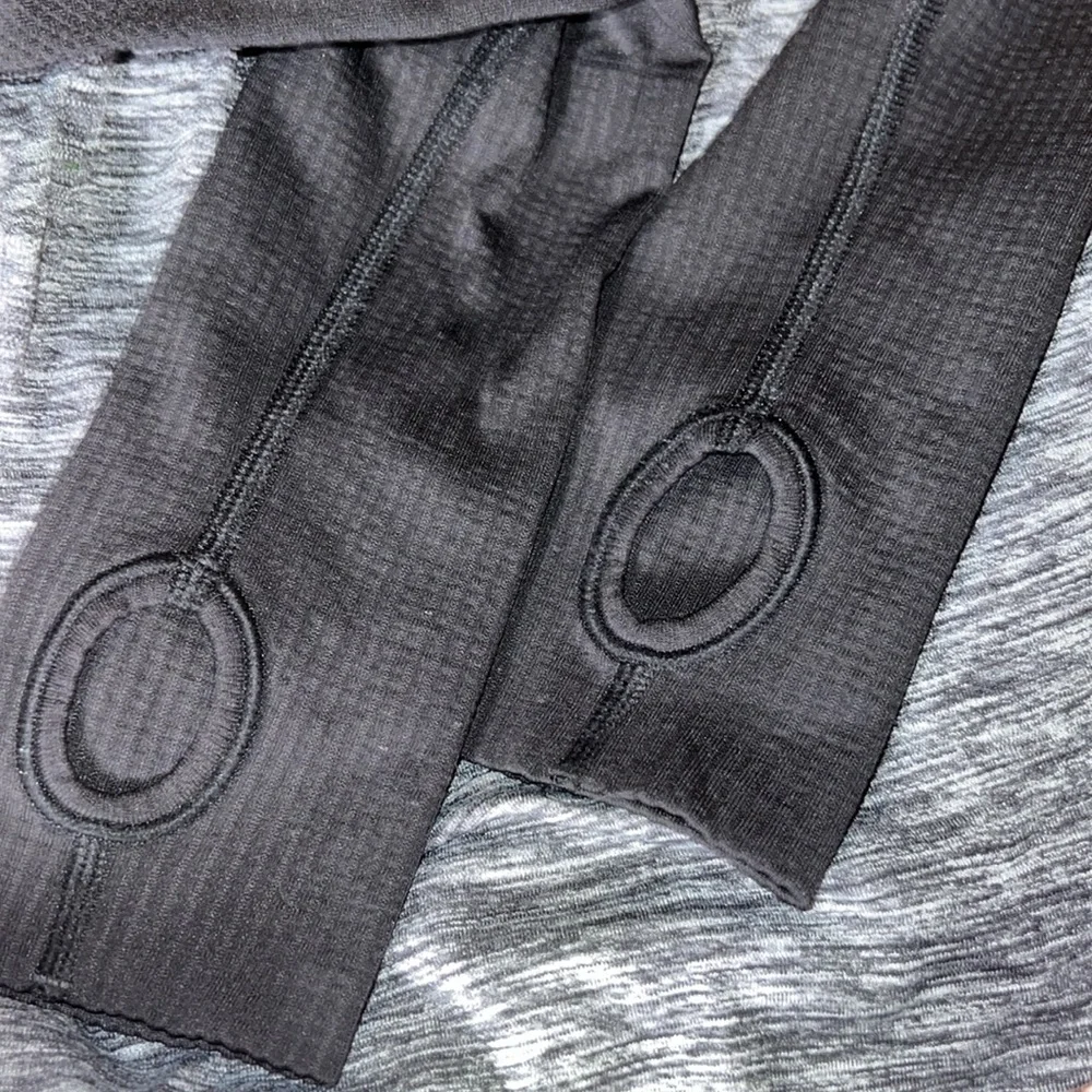 Swiftly Tech Long-Sleeve Shirt 2.0 *Hip Length, Crew black & white Ombré, EUC. - Picture 13 of 13